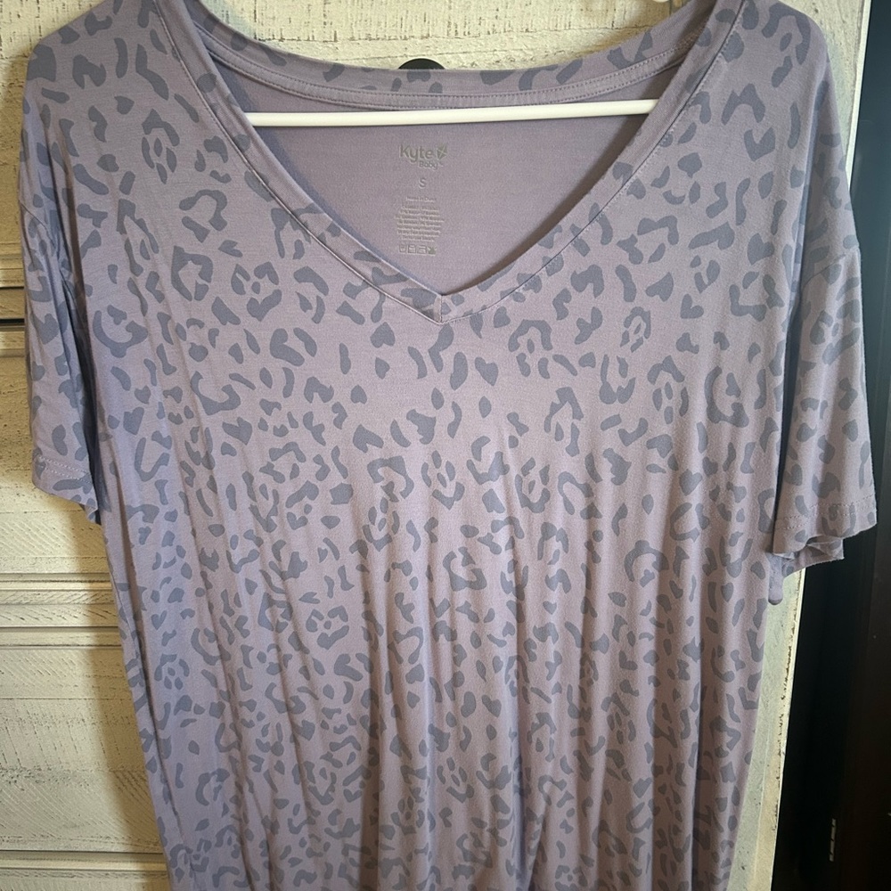 Kyte BABY Taro Leopard V neck Tee